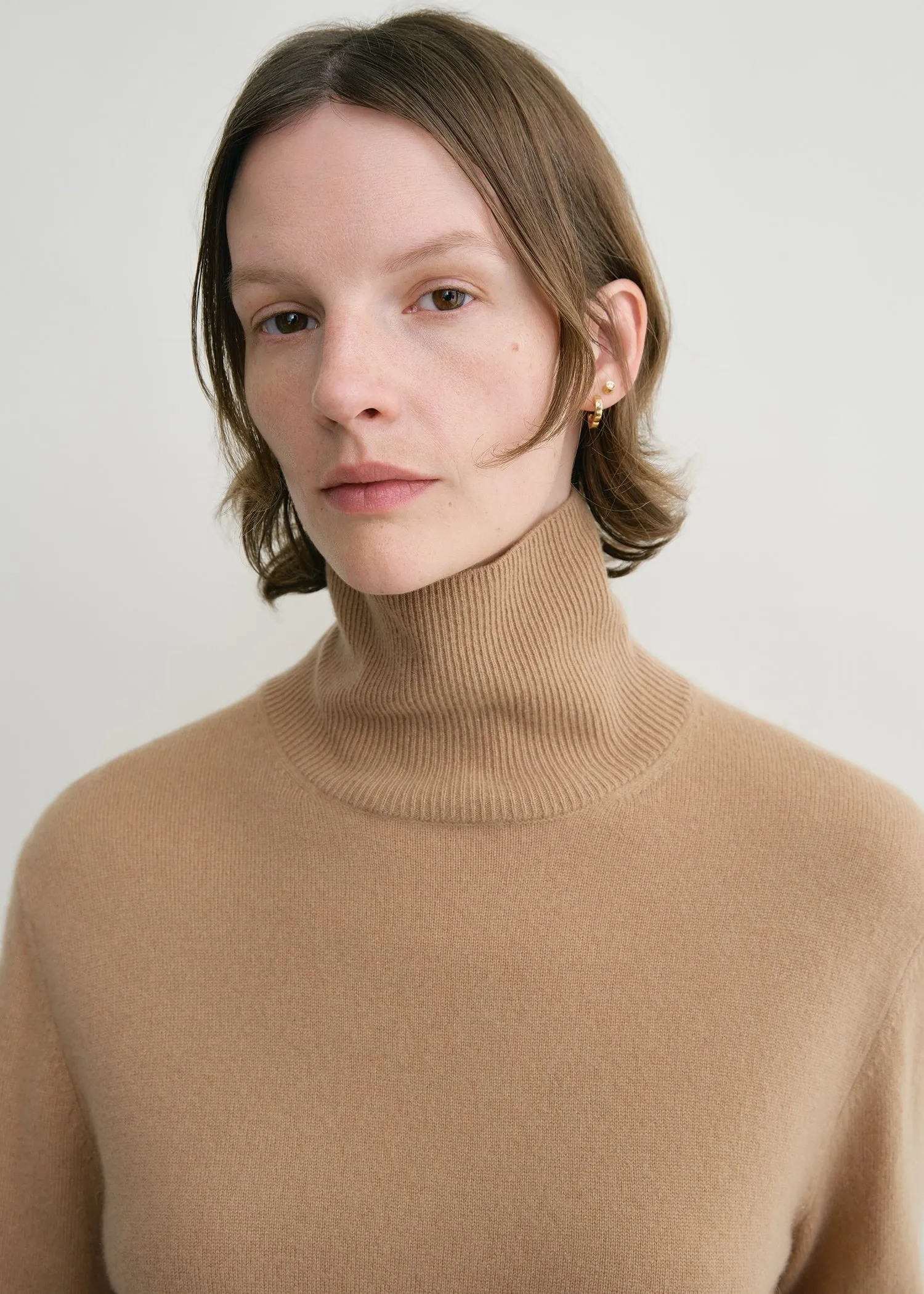 Cropped turtleneck camel